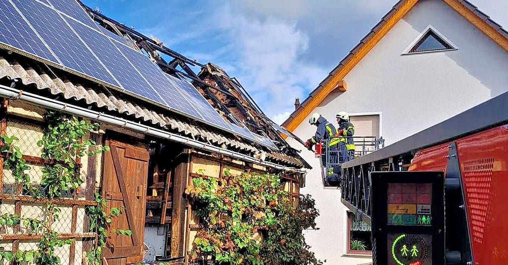 Zu einem Brand einer Solaranlage ist die Feuerwehr Groß Ammenslen am Sonnabend ausgerpückt. Hilfe kam von der Haldensleber Feuerwehr mit ihrer Drehleiter.