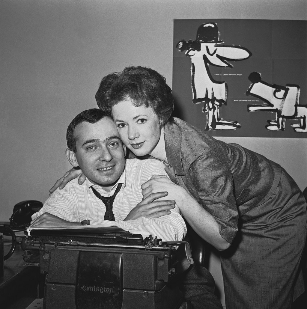 Die Schauspielerin Piper Laurie umarmt ihren späteren Ehemann, den Theaterreporter und Filmkritiker Joseph M. Morgenstern (1961).