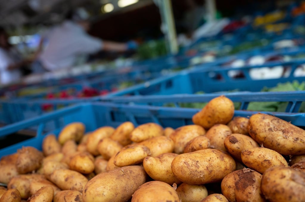 Kartoffel werden an einem Marktstand angeboten.