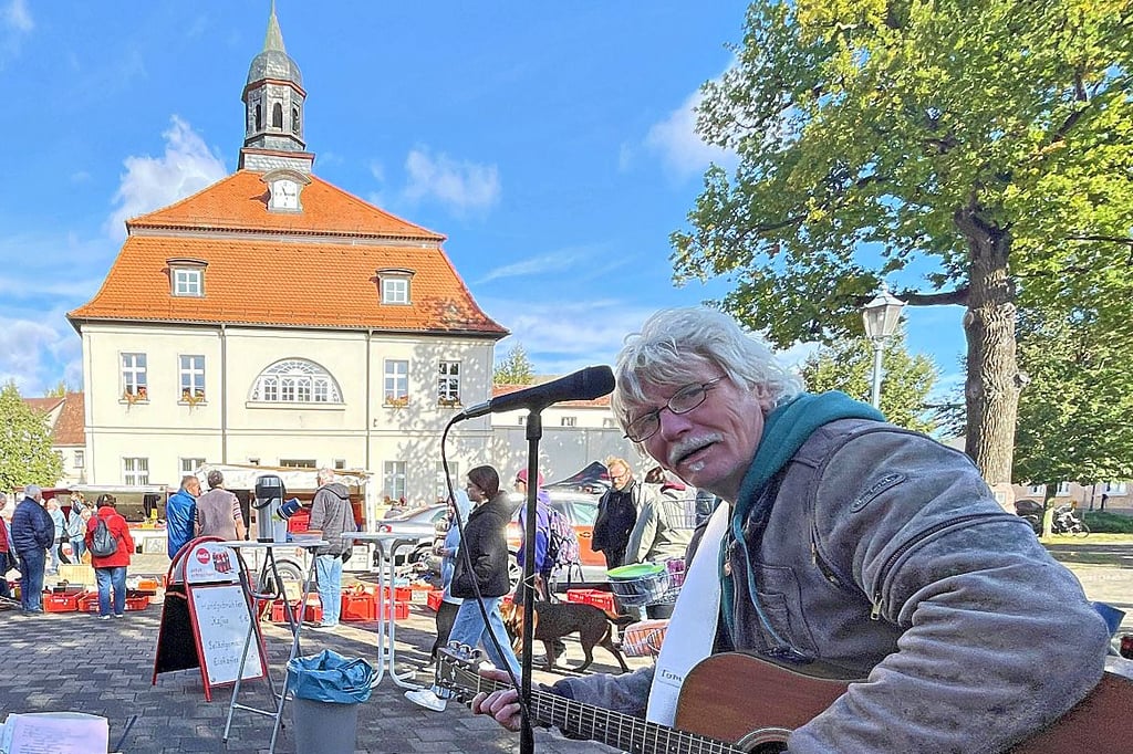 Zum Flohmarkt in Loburg gab es Live-Musik.