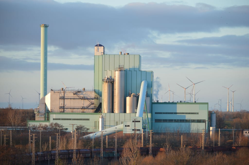 Bisher kommt die Fernwärme für Hohenmölsen und Umgebung dank einer Kraft-Wärme-Koppelung aus dem Kraftwerk in Wählitz. So wird die Abwärme aus der Stromerzeugung sinnvoll genutzt. Schon jetzt wird im Kraftwerk auch Biomasse für die Stromerzeugung genutzt. 