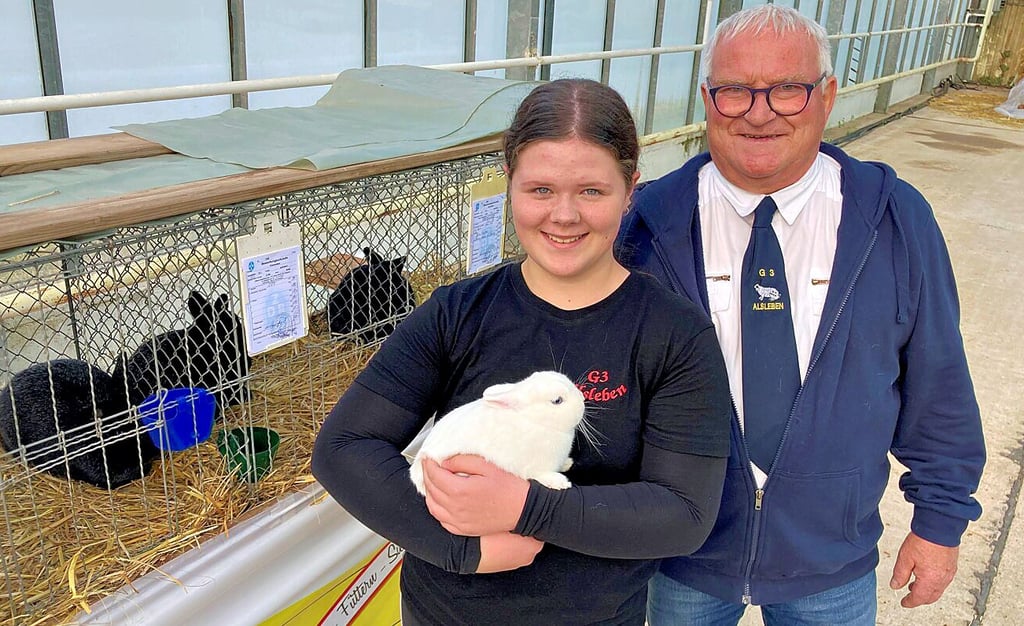 Clara-Leonie Abele, die hier ein blauäugiges Hermelin-Kaninchen auf dem Arm trägt, ist jüngste Züchterin des Alslebener Vereins. Vorsitzender Alfons Rapp, der mit seinen schwarzen Kleinsilber-Kaninchen den Vereinsmeistertitel errang, hat das Hobby seiner zwölfjährigen Enkelin vererbt.