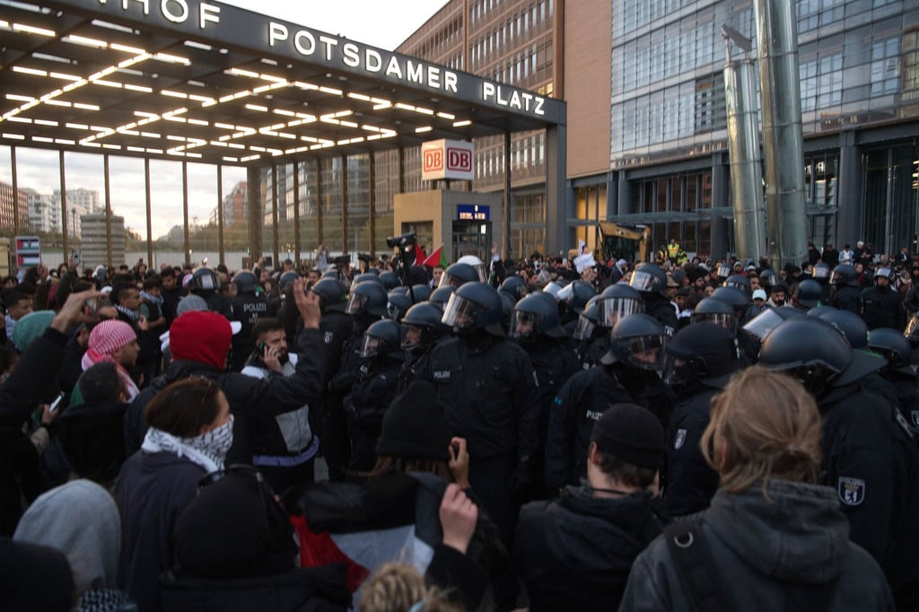 Polizisten sind bei einer verbotenen Pro-Palästina-Demonstratin am Potsdamer Platz im Einsatz.