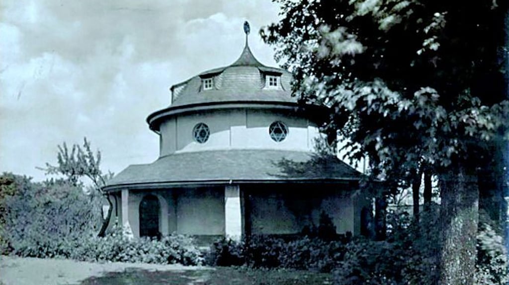 Die von Hans Heckner entworfene Aussegnungshalle wurde in der Pogromnacht im November 1938 zerstört.