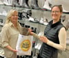Geschäftsfrau Carola Garlipp (links) und Kundin Claudia Tuskan sind beide Fans des Moonlight-Shoppings.  Diese Aktion soll Tradition werden in der Hansestadt Stendal, die 2024 Gastgeber  des Landesfestes Sachsen-Anhalt ist.