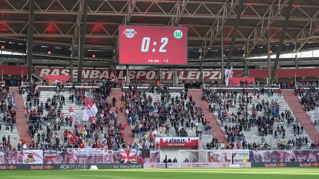 Noch viele Lücken im Fanblock, aber der Anfang ist gemacht: Sektor B beim Spiel der RB-Frauen gegen Wolfsburg.
