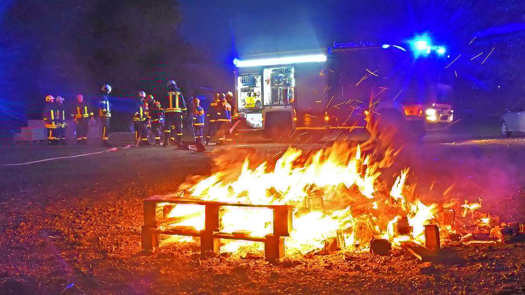 Bei ihrem 24-Stunden-Dienst müssen die Mitglieder der Jugendfeuerwehr Mehringen auch einen brennenden Palettenstapel auf der Insel löschen.