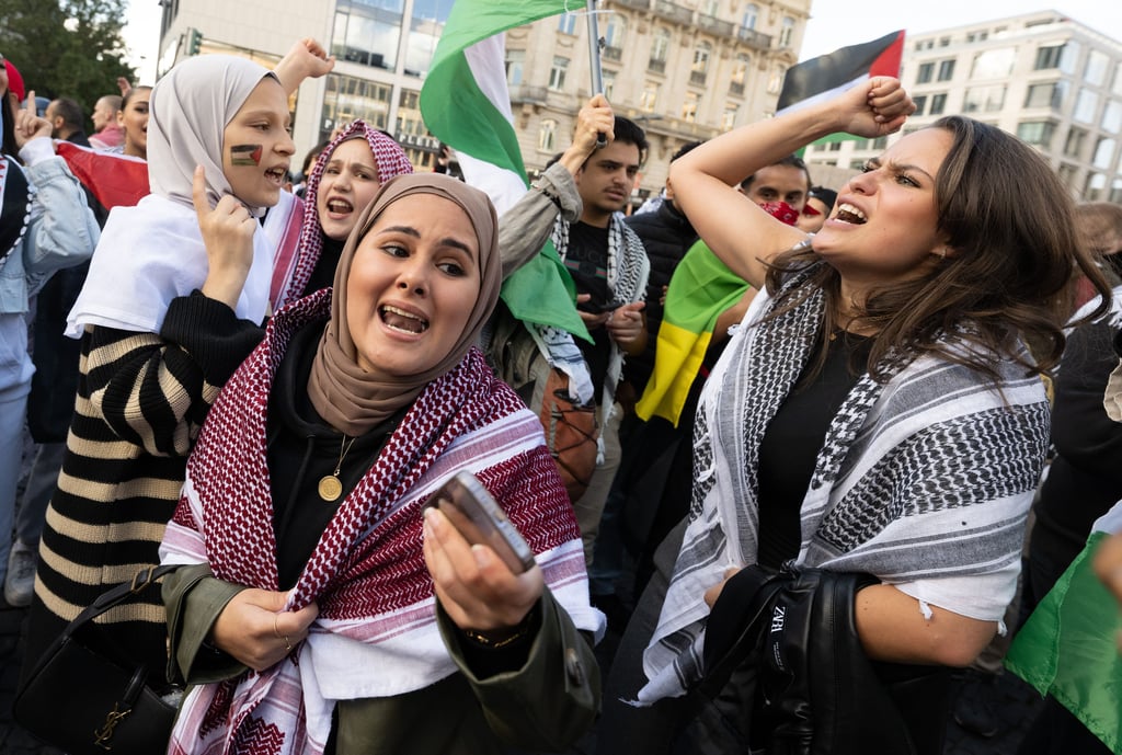 Teilnehmer bei einer propalästinensischen Demonstration in Frankfurt am Main mit Palästinensertüchern und -fahnen. Berlins Schulen können solche Symbole zur Wahrung des Schulfriedens ab sofort untersagen.