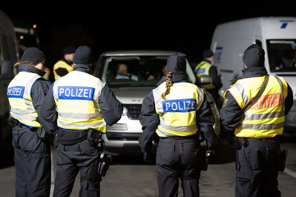 Polizisten stehen anlässlich von Grenzkontrollen auf dem Rastplatz.