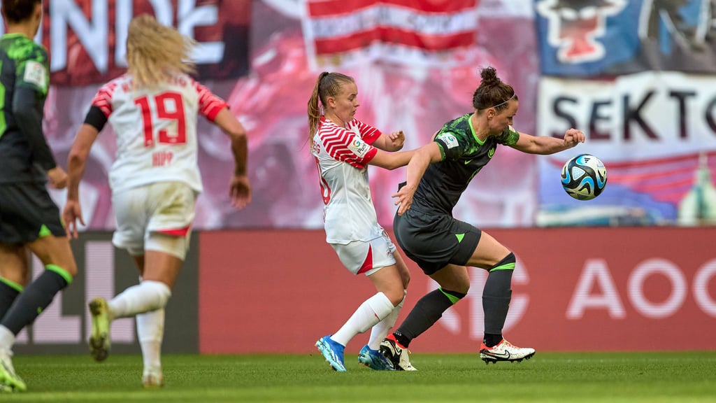 Der Wolfsburgerin Marina Hegering (r.) springt in dieser Szene der Ball an die Hand.