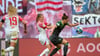 Der Wolfsburgerin Marina Hegering (r.) springt in dieser Szene der Ball an die Hand.