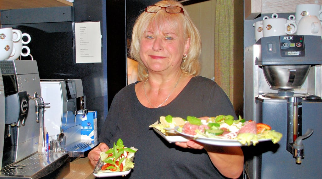 Ramona Rumler serviert das Frühstück im Café Trieb am Markt in Wanzleben.