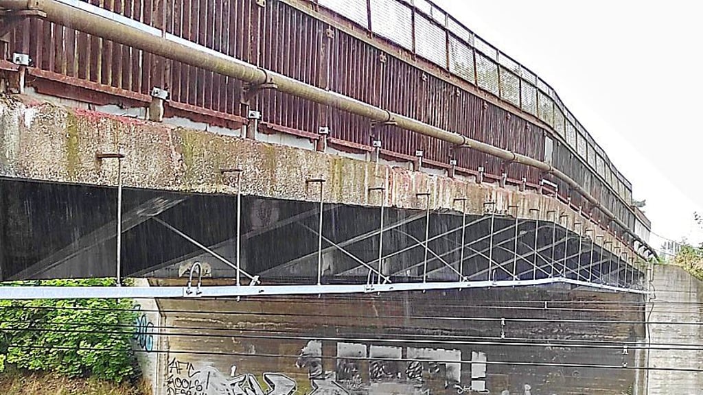 Die Brücke ist marode und wird durch einen Neubau ersetzt.