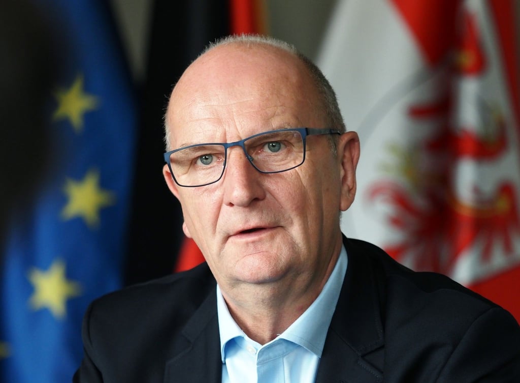Dietmar Woidke (SPD), Ministerpräsident von Brandenburg, spricht während des Interviews mit der dpa.