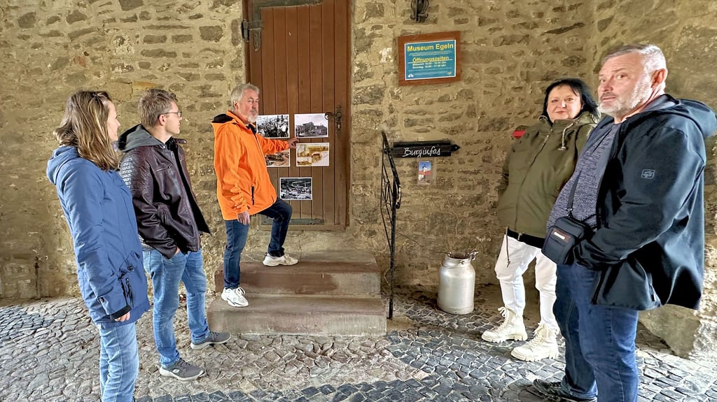 Der Egelner Museumsleiter Uwe Lachmuth (Mitte) stellte den Besuchern der „Süßen Tour“ mit Hilfe von alten Fotos die beiden Zuckerfabriken und ihre Geschichte vor, die es damals in der Stadt Egeln gegeben hatte.