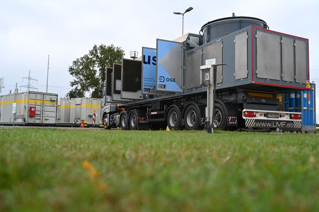 Der mobile Verdichter „Optimus“ mit geöffneten Türen gibt Einblick ins Innere. Dieser beginnt damit, das Erdgas aus den Leitungsabschnitten Emsbüren-Bad Bentheim und Bad Bentheim-Legden zu entnehmen sowie es in einen anderen Leitungsabschnitt umzupumpen.