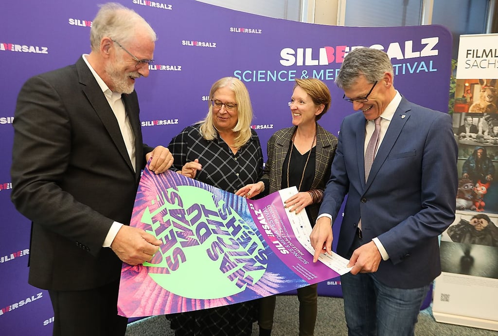 Kulturminister Rainer Robra, MDR-Programmchefin Jana Brandt, Festivalleiterin Donata von Perfall und Halles Bürgermeister Egbert Geier (v.l.) stellen das Programm des Silbersalz-Festivals 2023 vor.