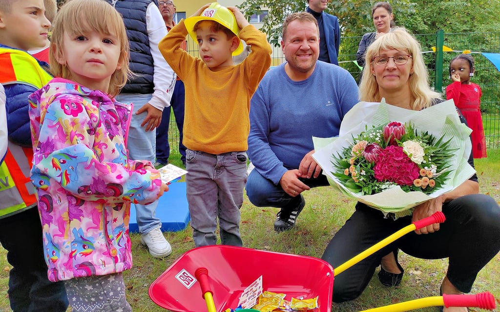 Das Dessauer Unternehmen Schieck &Scheffler spendierte Kinderschubkarren für den Sandkasten.  Nicht nur Geschäftsführer Alexander Werner (mitte) freut die Reaktion der Kinder, sondern auch Kita-Leiterin Annette Menzel (re.). 