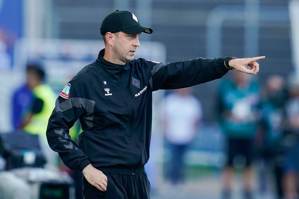 Bremens Trainer Ole Werner gestikuliert.