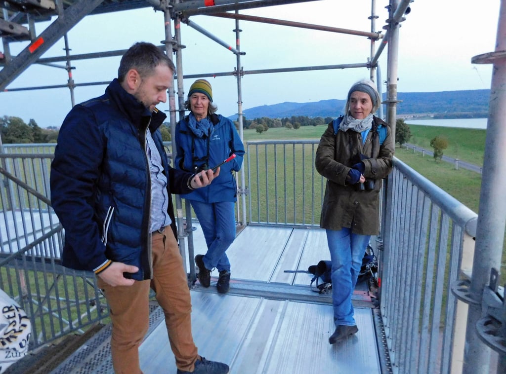 Marcus Fritze Landesreferenzstelle für Fledermausschutz ortet am stausee Kelbra den Großen Abendsegler. Die Fledermausart ist auf dem Weg ins Winterquartier. Gabriele Janner und Andrea Hubbuch (re.) aus Bayern lauschen den mit einem Echometer eingefangenen Tönen.