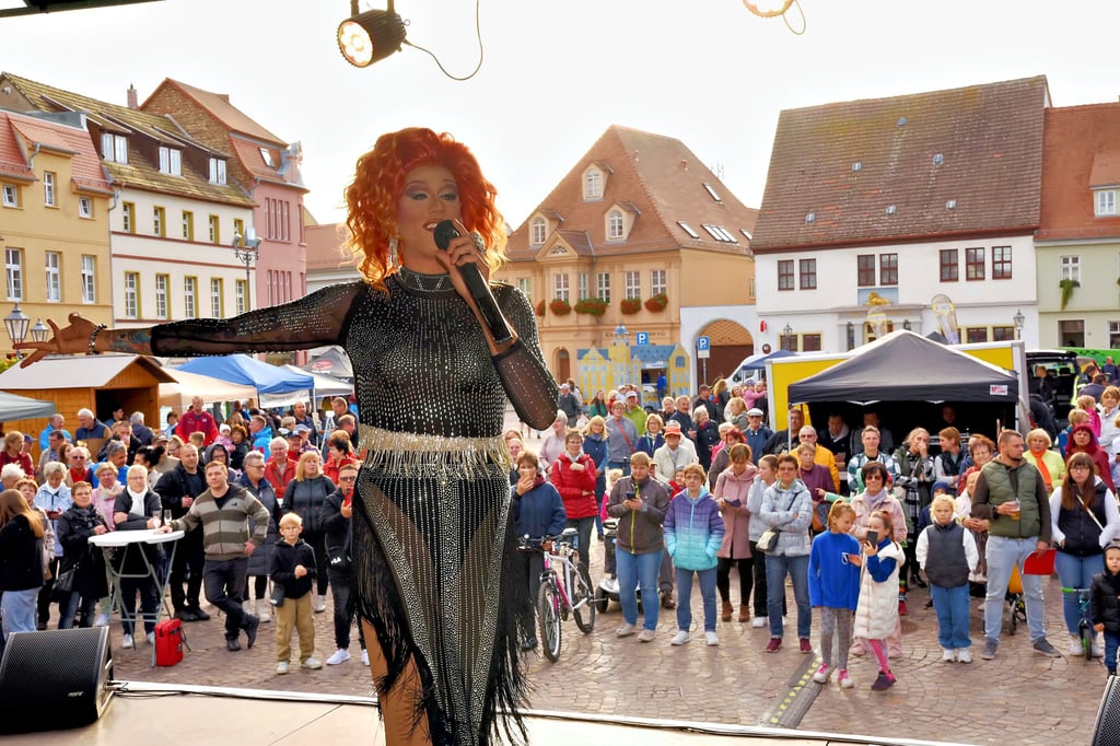„Lady Maxime“ alias Max Engelmann begeistert die Köthener auf der Festbühne.