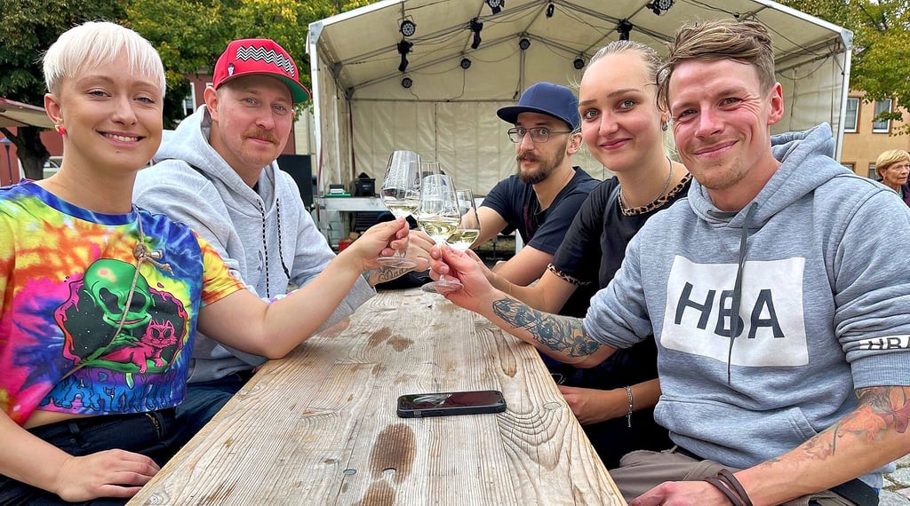 Diese fünf Freunde stießen am Freitag mit einem Gläschen an.