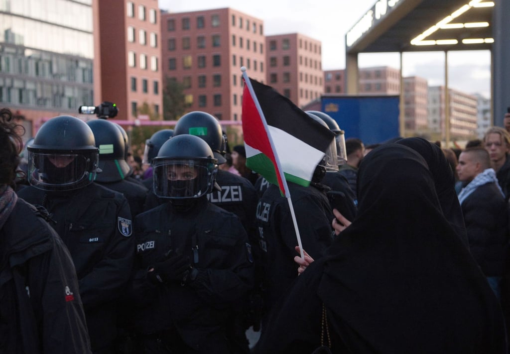 Polizisten sind bei einer verbotenen Pro-Palästina-Demonstration am Potsdamer Platz in Berlin im Einsatz.