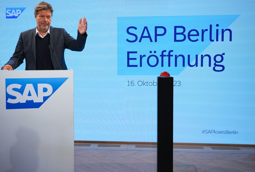 Bundeswirtschaftsminister Robert Habeck spricht zur Eröffnung des neuen Berliner Standorts von SAP.