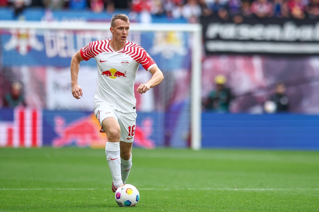Leipzigs Spieler Lukas Klostermann am Ball.