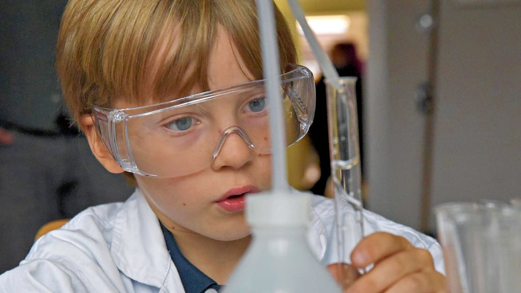 Die weißen Kittel und Schutzbrillen waren von den Viertklässlern im Chemieraum begehrt. So wie Noah experimentierten sie schon mal.