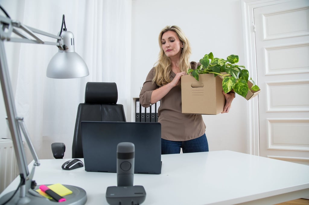 Wer eine Kündigung bekommt und direkt freigestellt wird, muss das Büro oft sofort räumen. Anspruch aufs Gehalt hat man während der Freistellung dennoch.