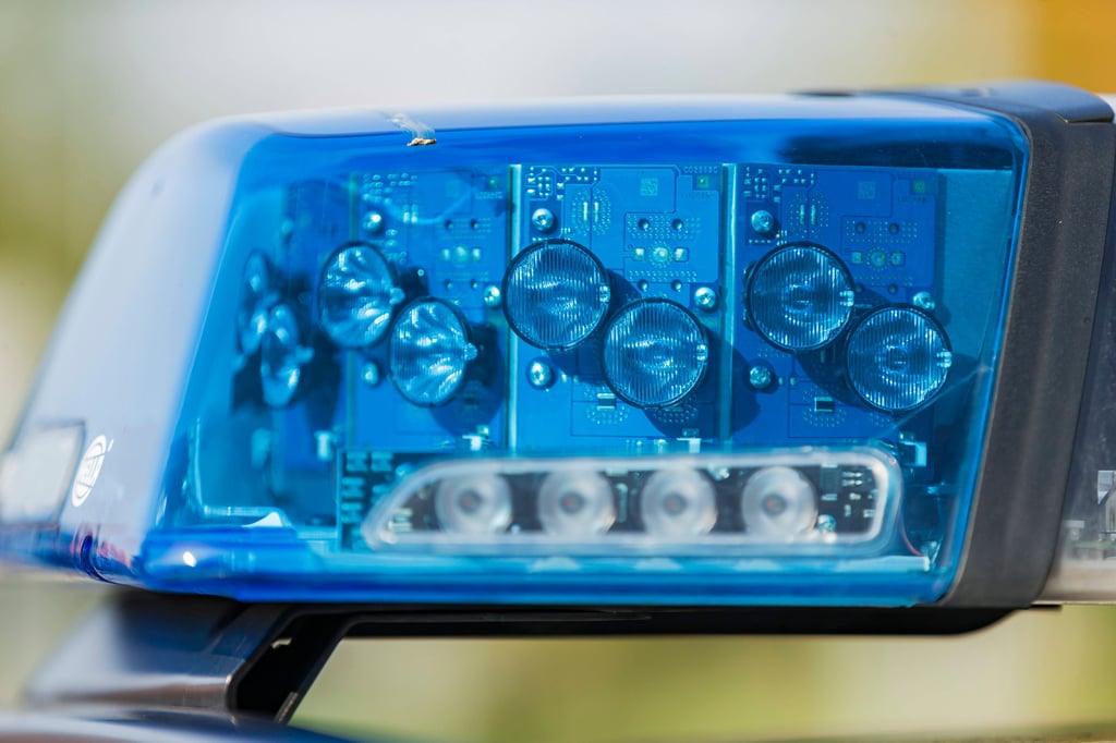 Polizei: Auto mit illegalem Blaulicht trifft in der Börde auf echte  Polizisten