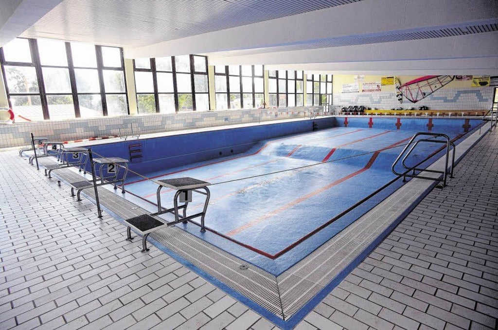 Leeres Becken in der Schwimmhalle Zeitz