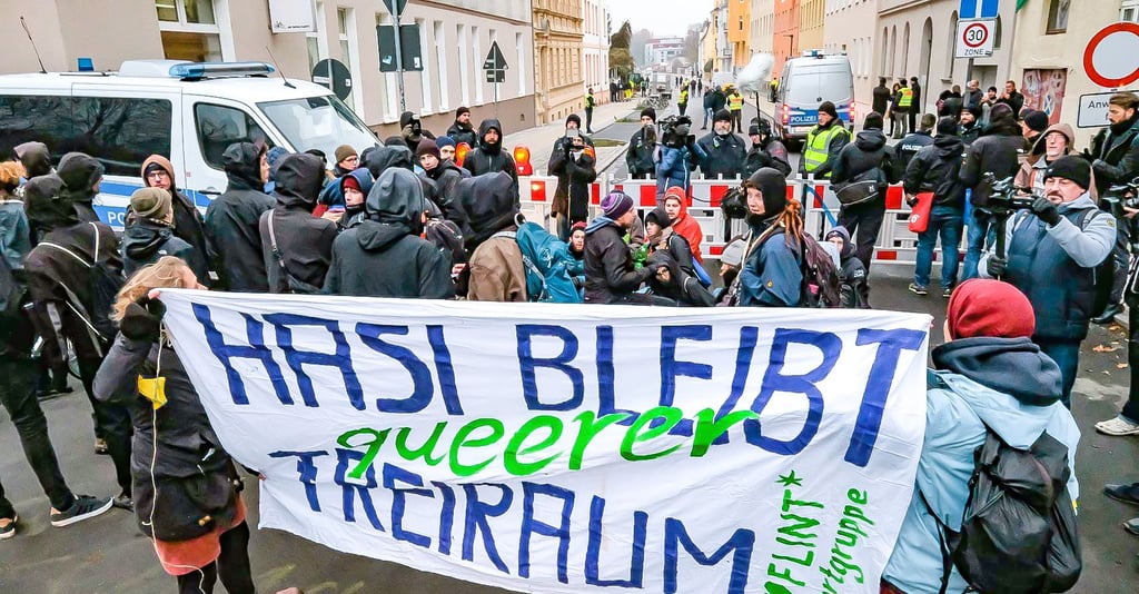 Am 21. November 2018 hatten Demonstranten gegen die geplante Zwangsräumung in Halle protestiert. Die Polizei zog letztlich wieder ab.