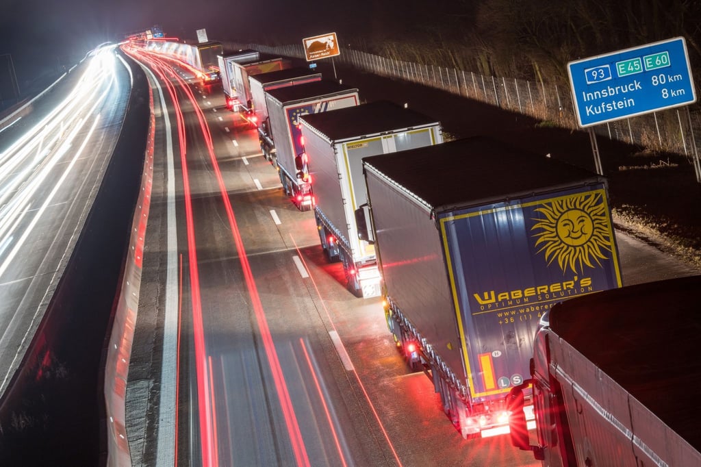 Lastwagen stehen auf der Autobahn A93 vor der bayerisch-österrreichischen Grenze in Fahrtrichtung Österreich im Stau. Im Dauerstreit über die chronisch überlastete Brennerroute zieht Italien jetzt gegen das Nachbarland Österreich vor den Europäischen Gerichtshof (EuGH).