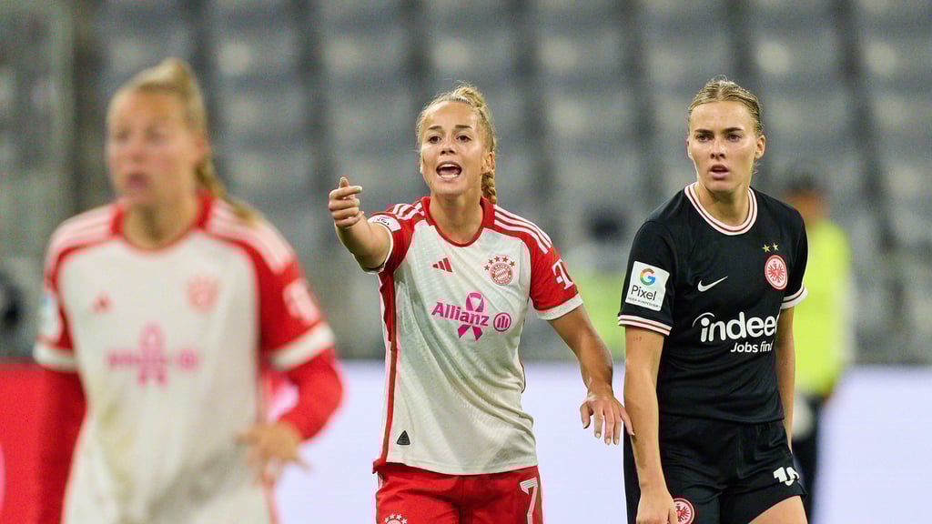 Münchens Nationalspielerin Giulia Gwinn gibt Handzeichen.