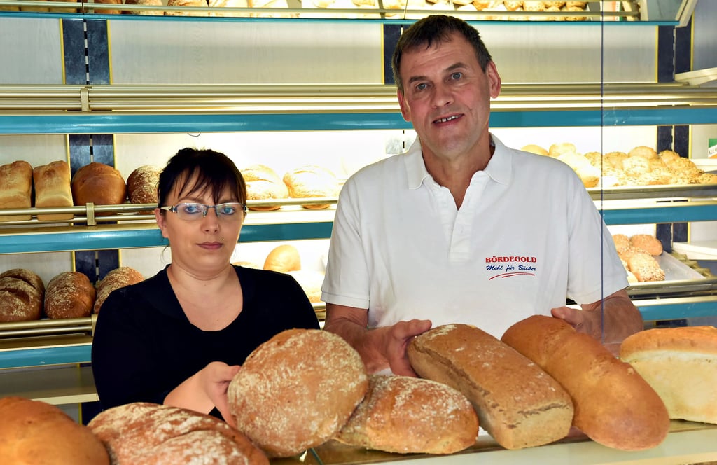 Bäckermeister Andreas Schneider, hier mit seiner Partnerin Julia Patzschke, betreibt eine Bäckerei in der Töpferbergstraße in Aken.