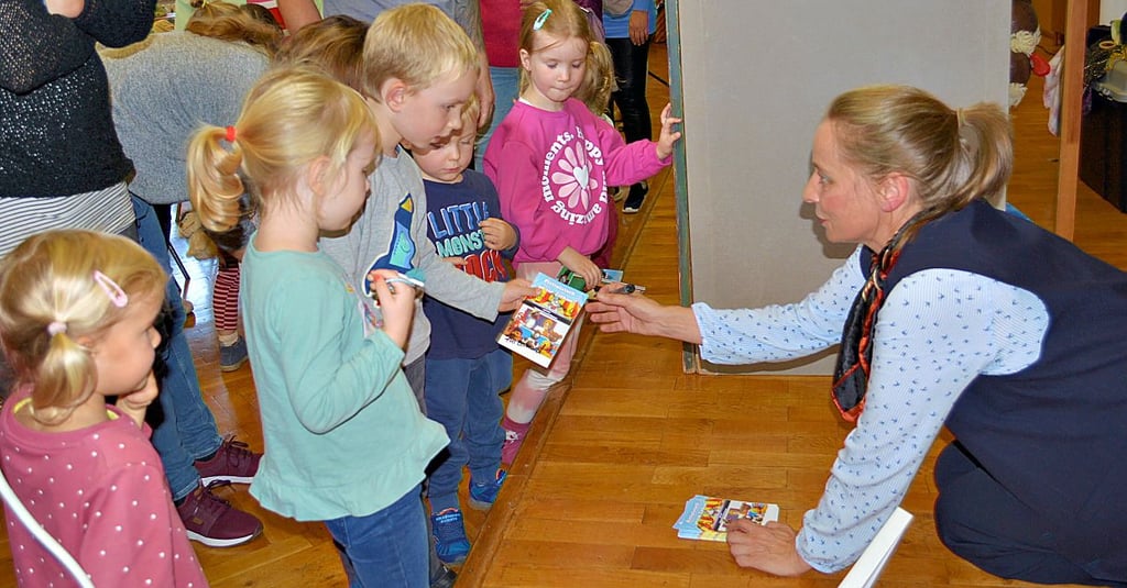 Die Kinder freuten sich über die Autogrammkarten von Pitti und Co.