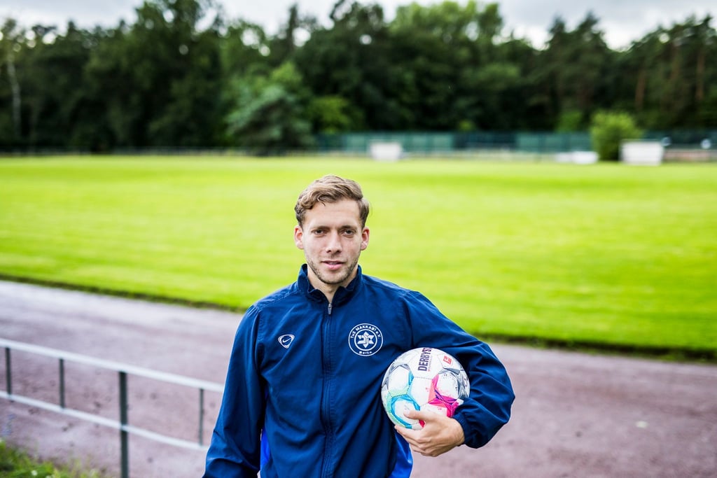Doron Bruck, Kapitän bei TuS Makkabi, auf dem Spielfeld in der Julius-Hirsch-Sportanlage.