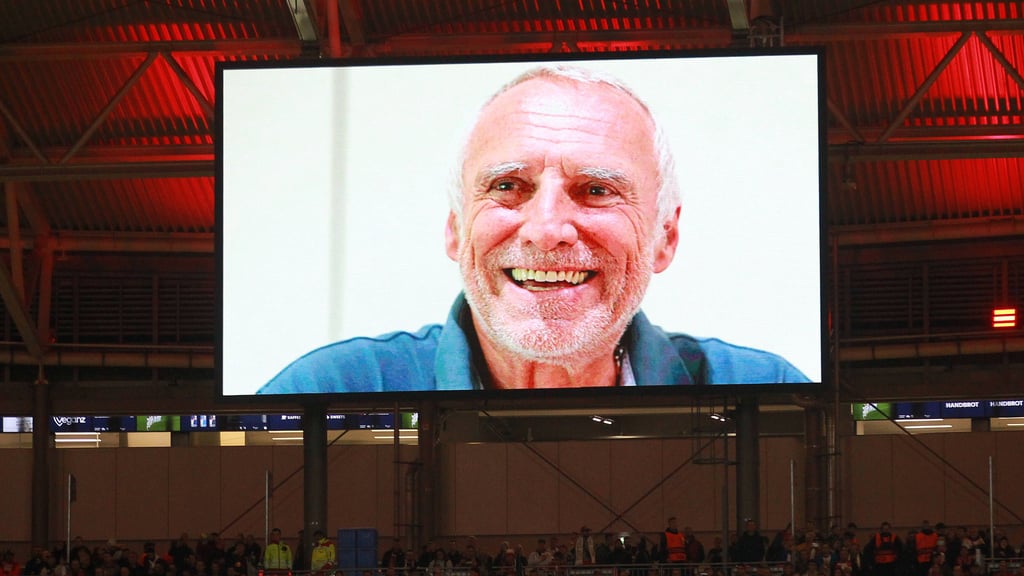 RB Leipzig verabschiedete sich im Oktober 2022 beim Champions-League-Heimspiel gegen Real Madrid vom gestorbenen Red-Bull-Firmengründer Dietrich Mateschitz.