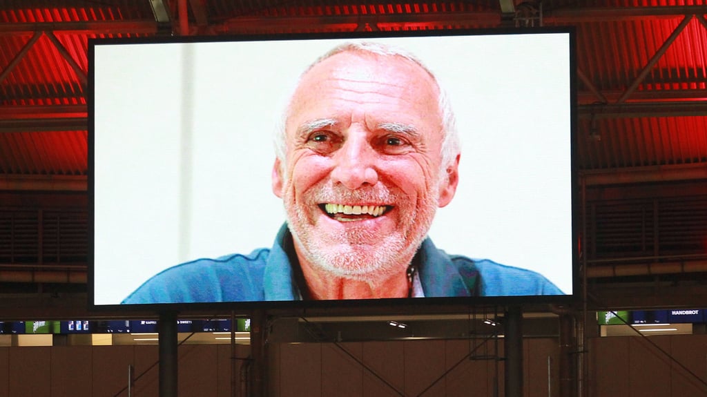 RB Leipzig verabschiedete sich im Oktober 2022 beim Champions-League-Heimspiel gegen Real Madrid vom gestorbenen Red-Bull-Firmengründer Dietrich Mateschitz.