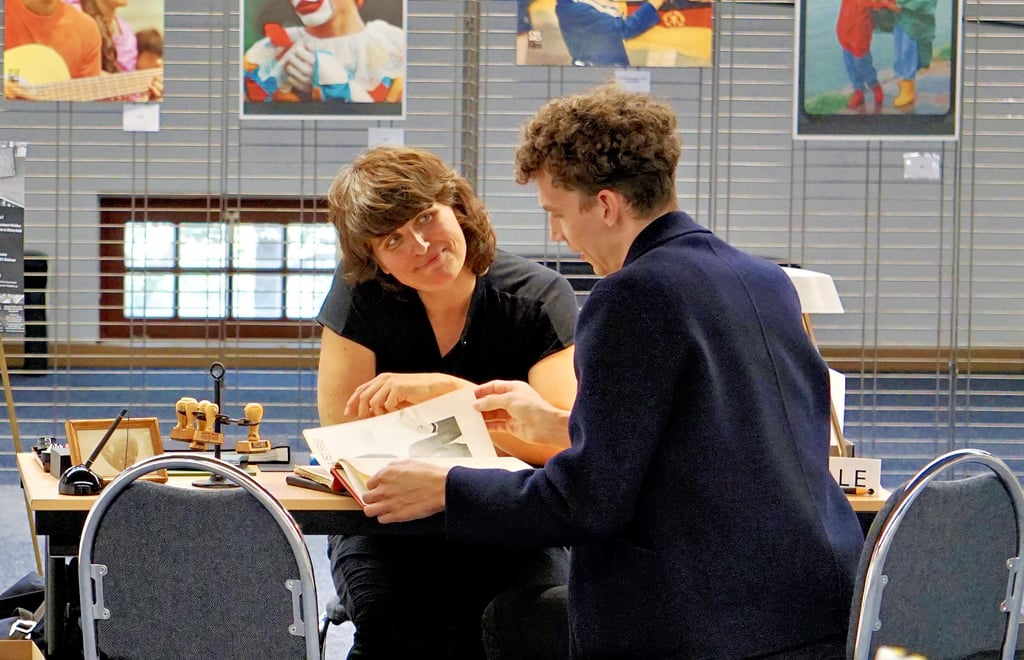 Anke Heelemann und Martin Naundorf tauschen sich im Industrie- und Filmmuseum über die entstehende Fotosammlung aus.