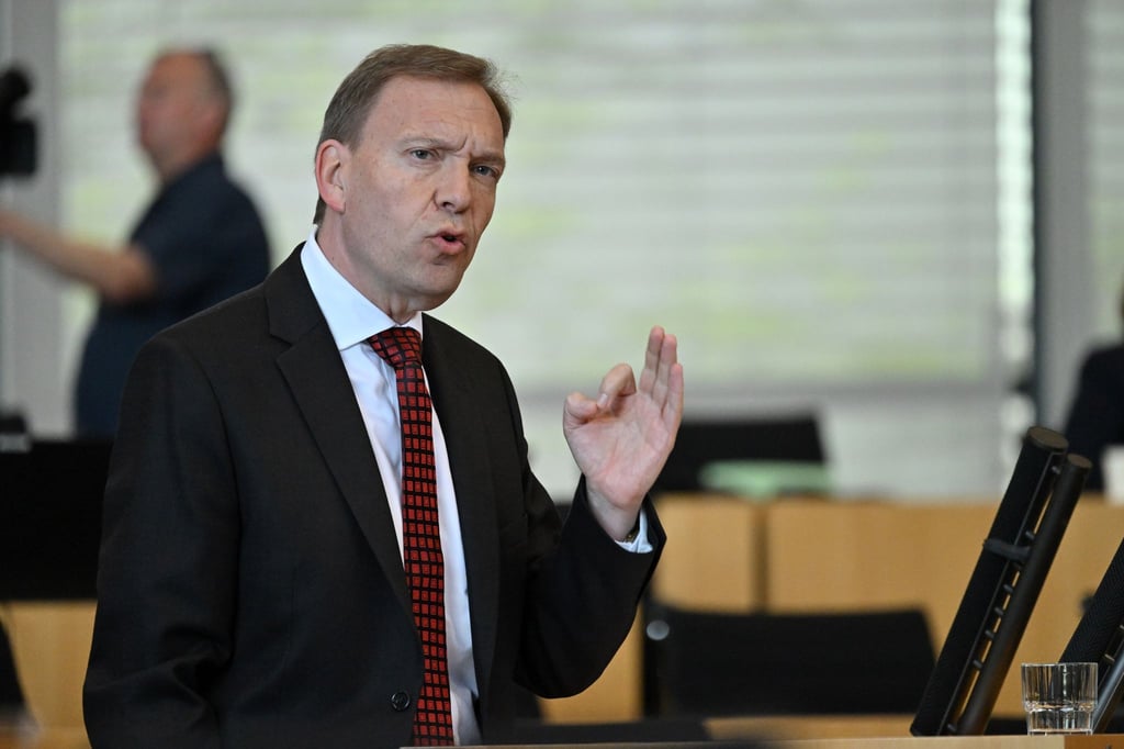 Matthias Hey (SPD), Fraktionsvorsitzender, spricht im Plenarsaal des Landtags.
