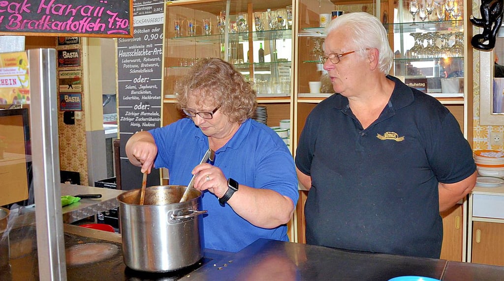 Ines Krause (l.) und Ines Kuchenbecker von der Oschersleber Ostalgie-Kantine.