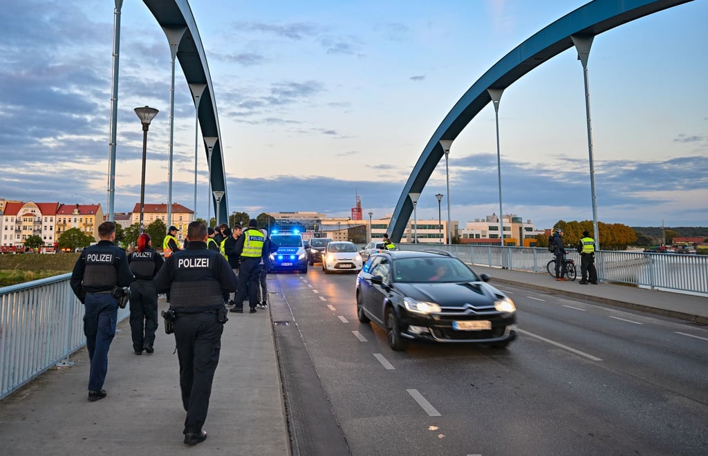 Die Bundespolizei hat am Grenzübergang Stadtbrücke zwischen Frankfurt (Oder) und Slubice mit festen Kontrollen begonnen.