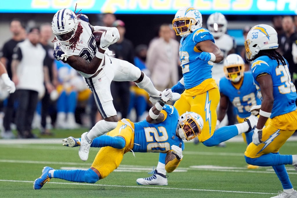 Wide Receiver CeeDee Lamb (88) von den Dallas Cowboys springt über Safety Dean Marlowe (20) von den Los Angeles Chargers.
