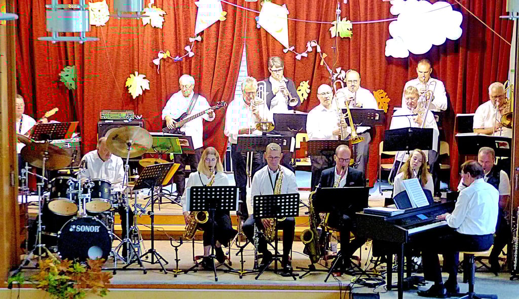 Die Musik ist auch eine Erinnerung an die eigene Jugendzeit. Die Wolfener Big Band hat seit vielen Jahren ein treues Publikum.