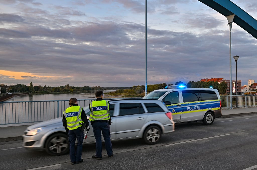 Die Bundespolizei führt am deutsch-polnischen Grenzübergang Stadtbrücke zwischen Frankfurt (Oder) und Slubice feste Kontrollen durch.