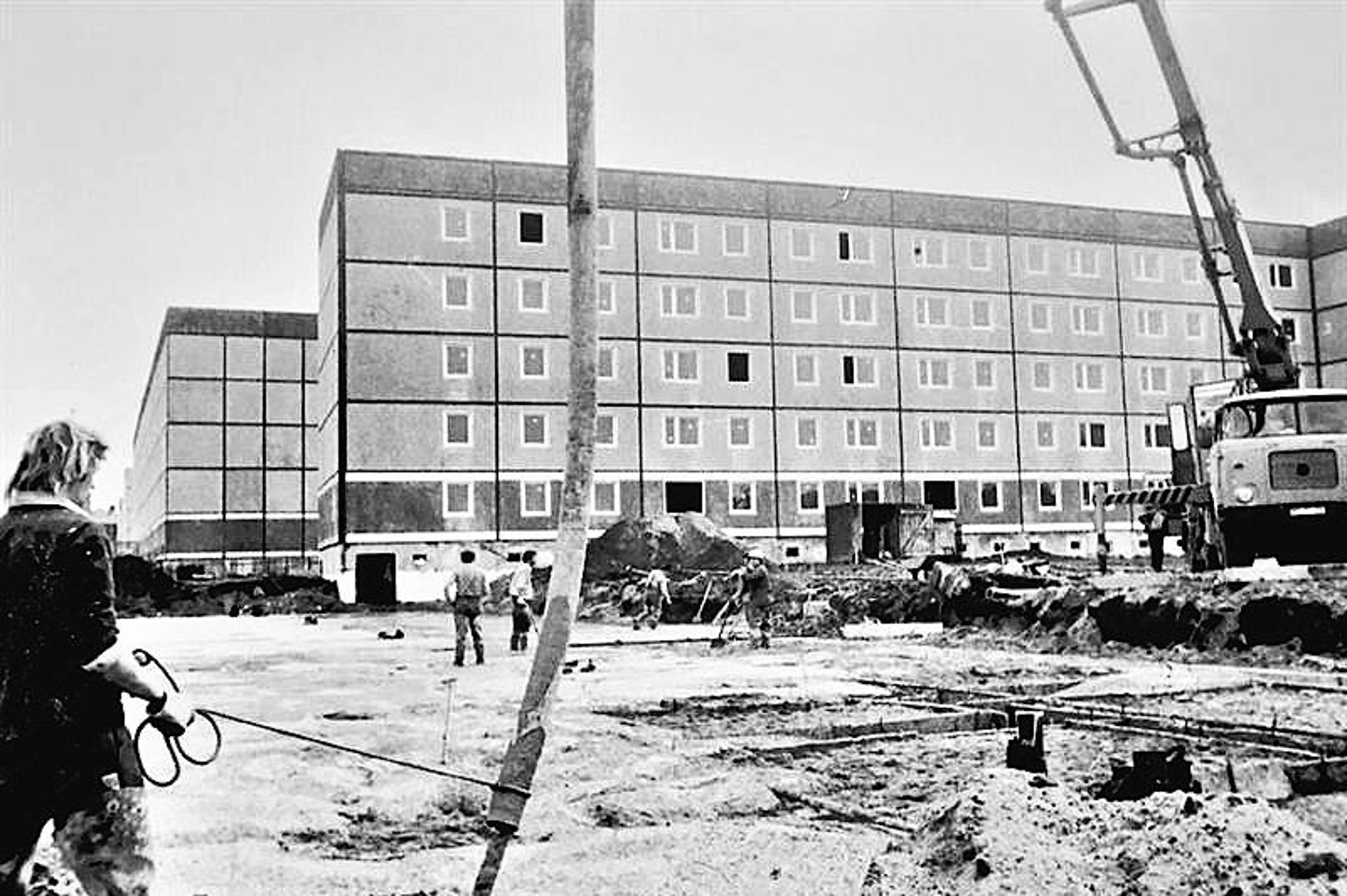 GigaFabrik Nokera DDRPlattenbau trifft moderne Technik & Holz