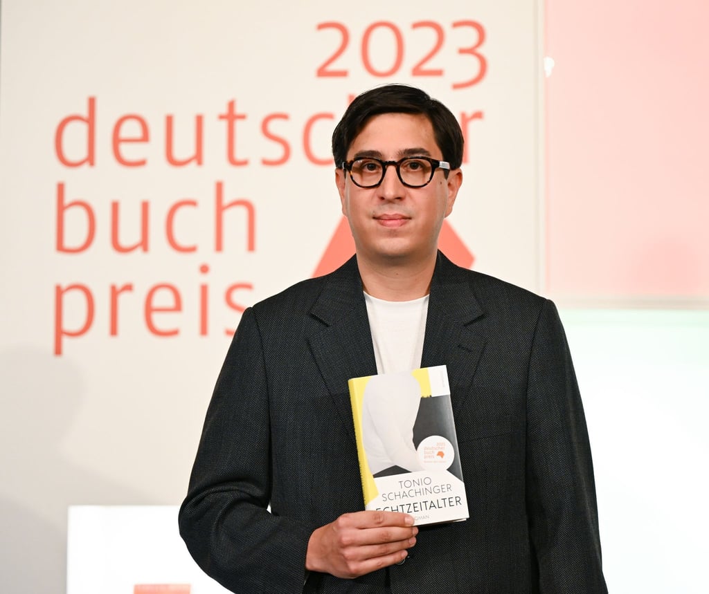 Für seinen Roman „Echtzeitalter“ wird Tonio Schachinger mit dem Deutschen Buchpreis ausgezeichnet.